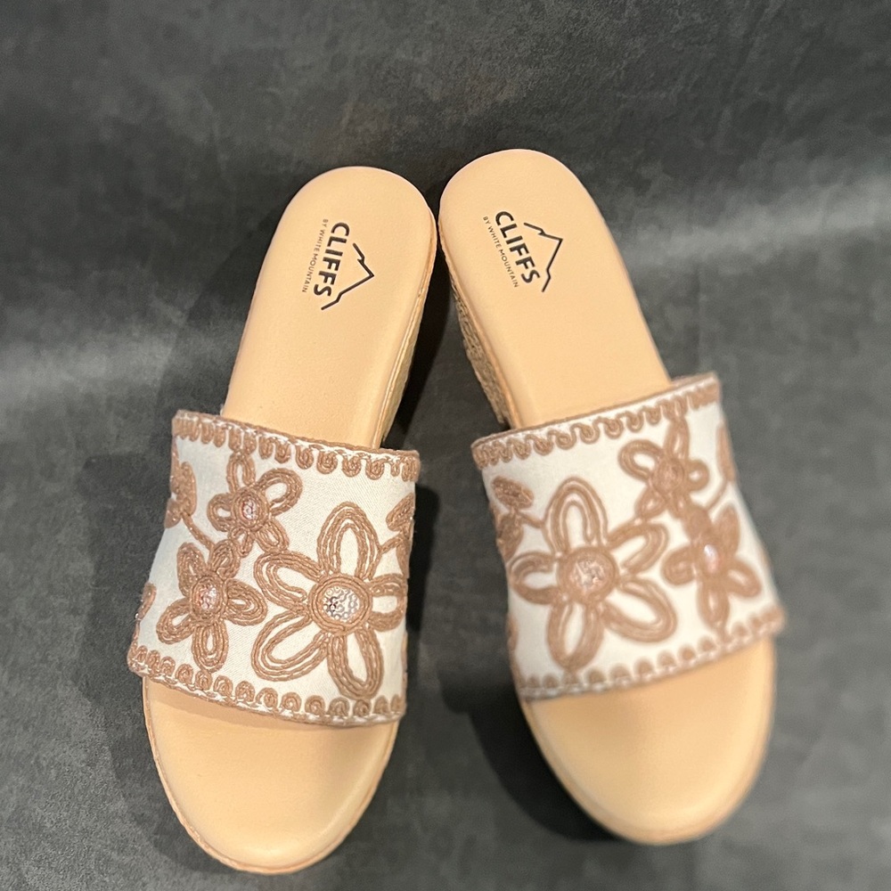 Cliffs by WHITE MOUNTAIN Floral Sandals - Cream and Tan